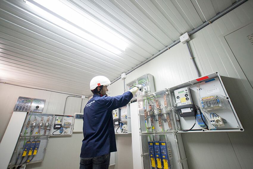 Operario Melfosur realizando Mantenimiento Instalaciones eléctricas