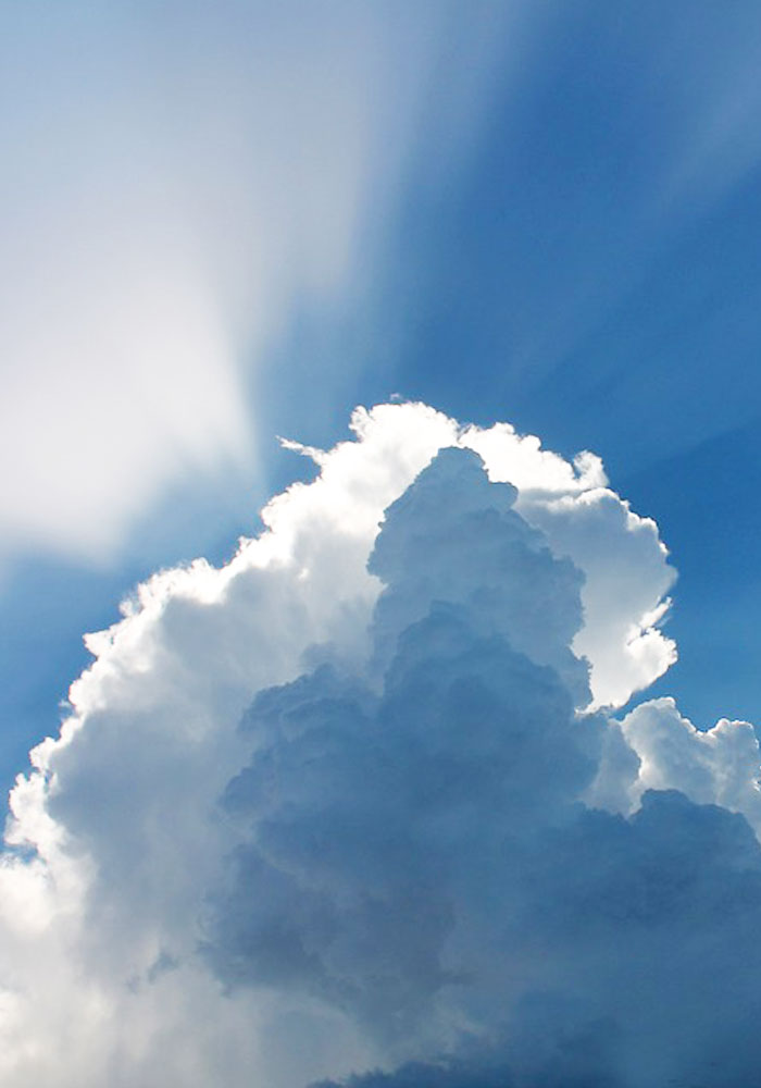 UnUn cielo con una nube que tapa el rayo de sol en relación con las instalaciones de autoconsumo fotovoltaico