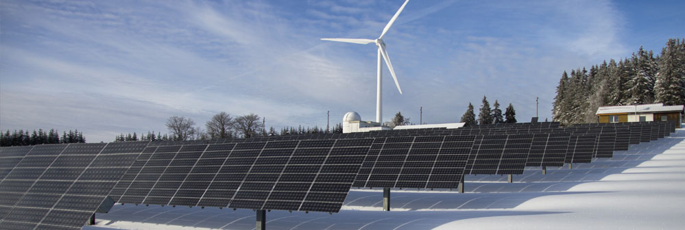 Placas solares en la nieve con una instalación fotovoltáica conectada a la red eléctrica