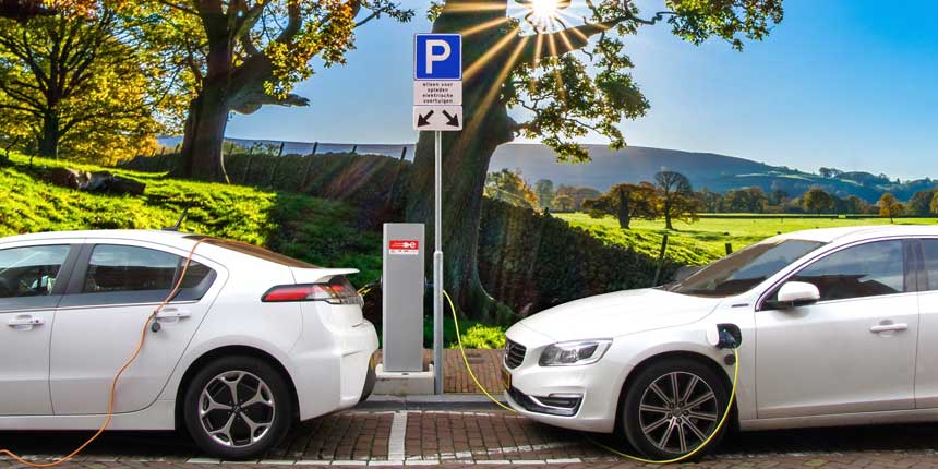 un punto de recarga para automóvil eléctrico con dos coches cargándose