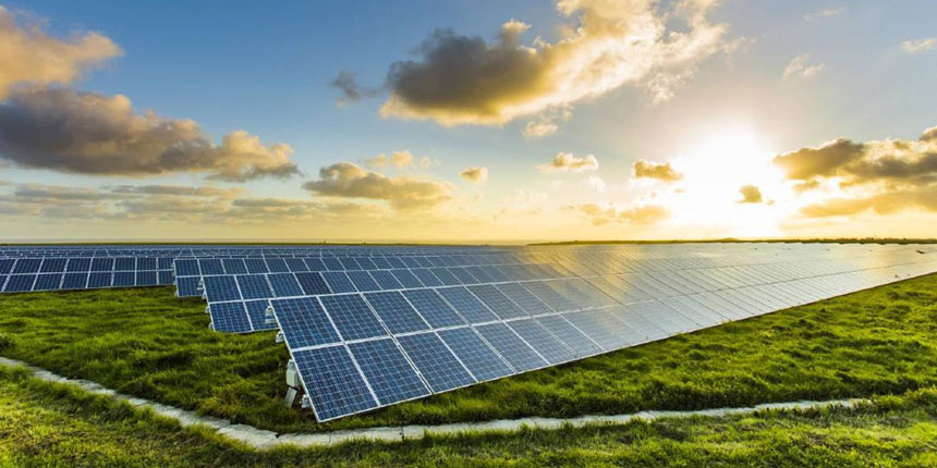 Un huerto solar en una parcela en el campo