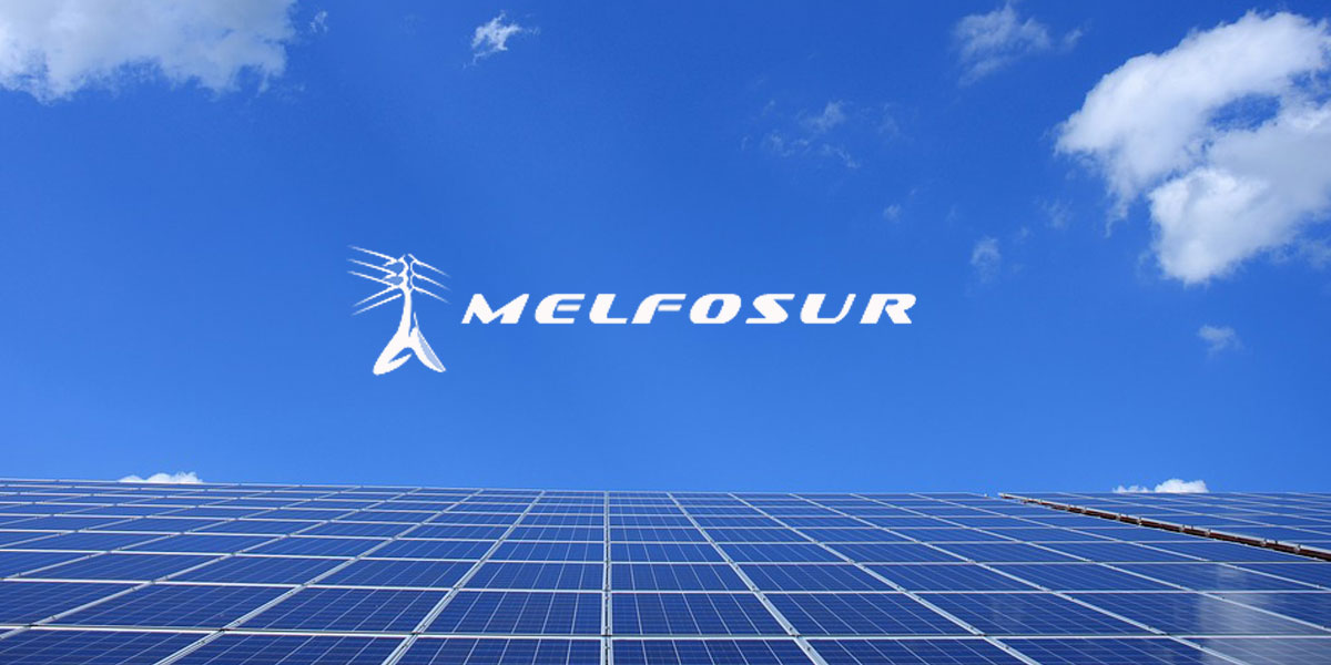 Un panel solar con un cielo de fondo y el logotipo de Melfosur, expertos en instalaciones de paneles solares fotovoltaicos